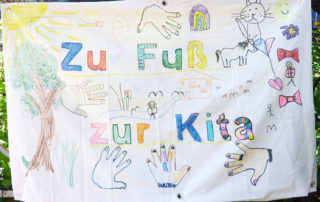 Banner selbstgemalt: „Zu Fuß zur Kita“