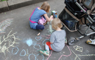 Kita-Fest: Kinder malen mit Straßenkreide